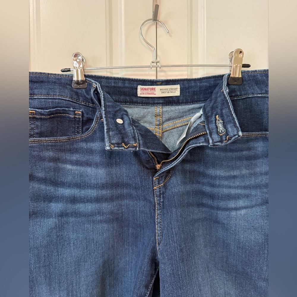 👖 Levi’s Signature Mid-Rise Straight Cut-Off Denim Shorts | Size 30 - Picture 4 of 7